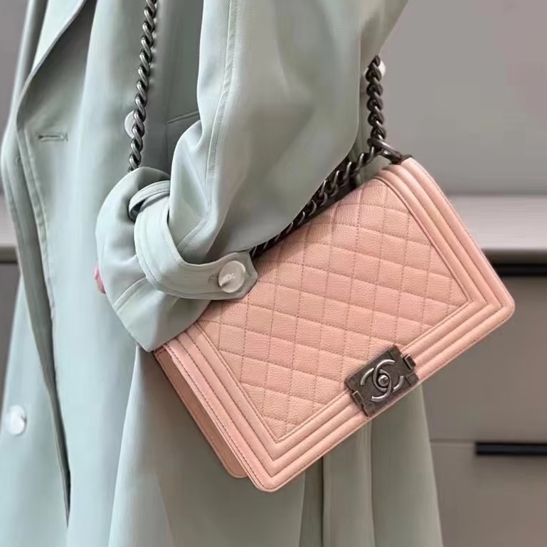粉嫩少女感💕99新超稀有😍Chanel香奈兒藕粉色銀扣菱格紋牛皮中號leboy 單肩斜挎包-4