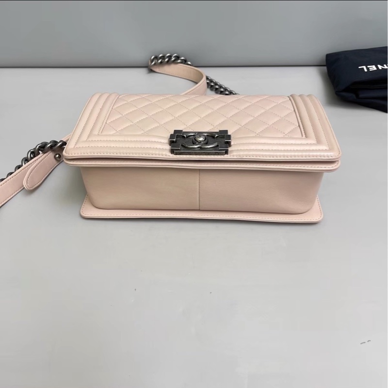 粉嫩少女感💕99新超稀有😍Chanel香奈兒藕粉色銀扣菱格紋牛皮中號leboy 單肩斜挎包-8