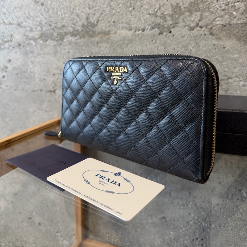 甜價出售使用感顯著四角有磨Prada菱格拉鏈長夾-0