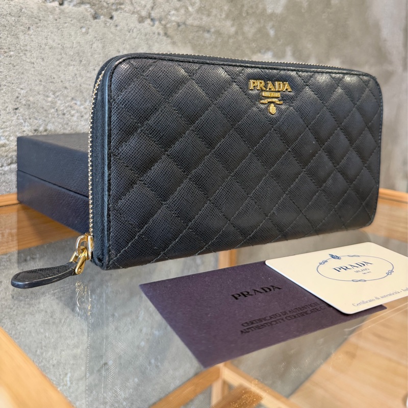 甜價出售使用感顯著四角有磨Prada菱格拉鏈長夾-1