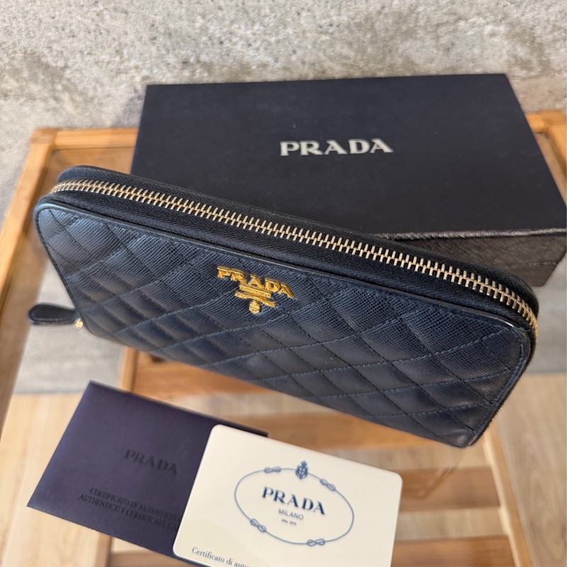 甜價出售使用感顯著四角有磨Prada菱格拉鏈長夾-2