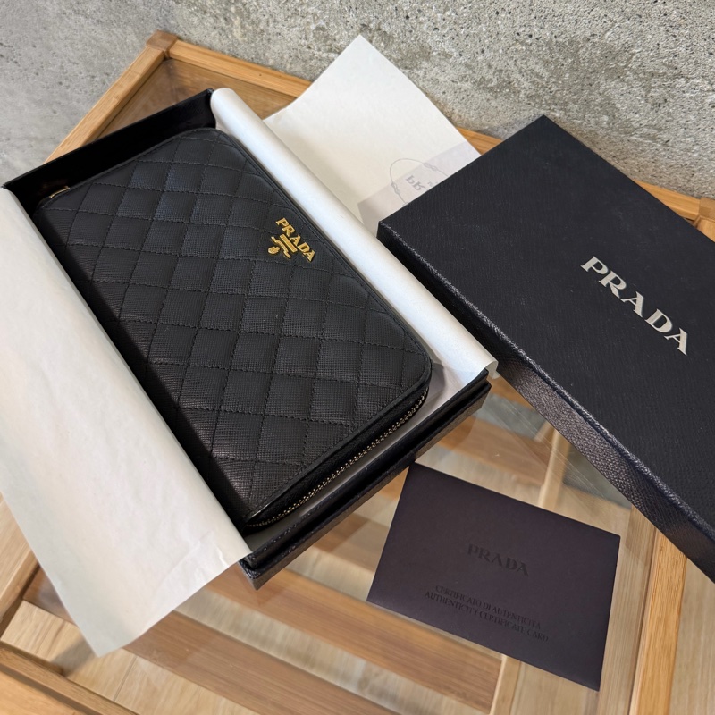 甜價出售使用感顯著四角有磨Prada菱格拉鏈長夾-3