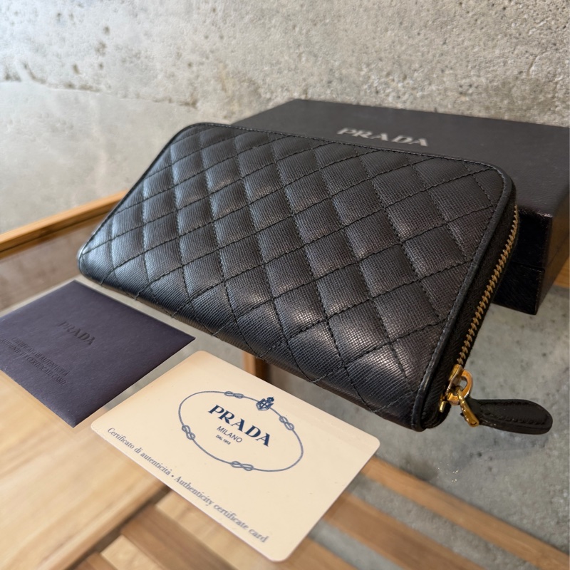 甜價出售使用感顯著四角有磨Prada菱格拉鏈長夾-4