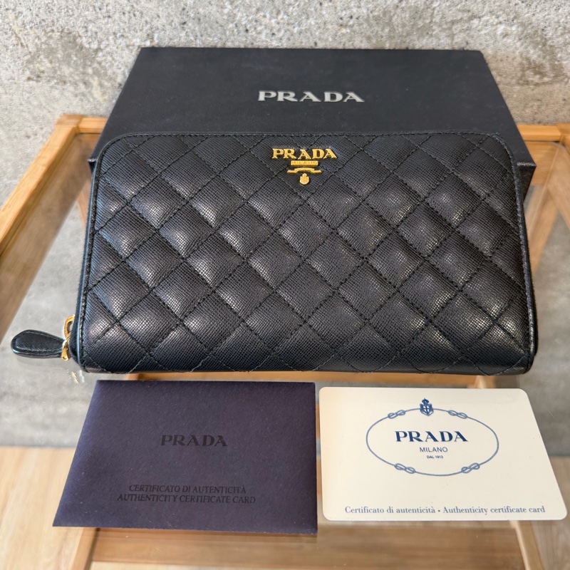 甜價出售使用感顯著四角有磨Prada菱格拉鏈長夾-5