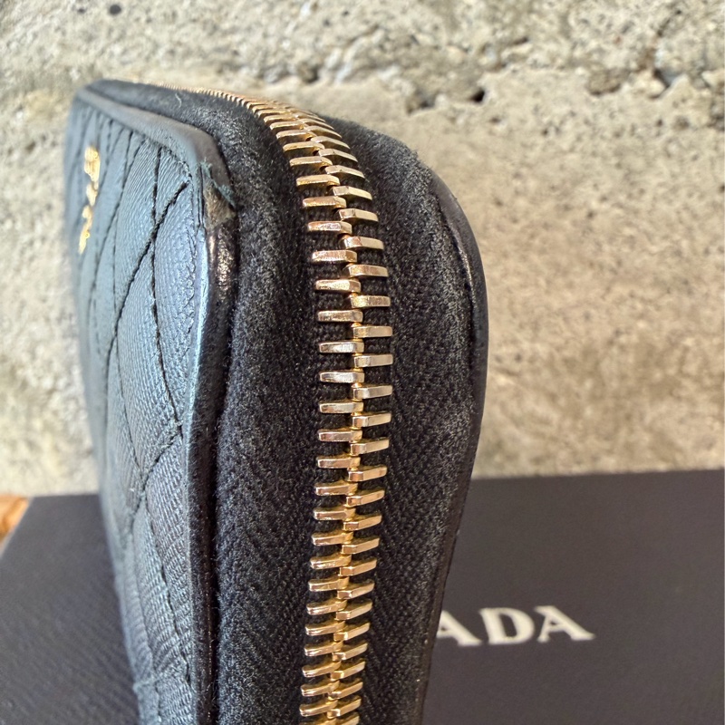 甜價出售使用感顯著四角有磨Prada菱格拉鏈長夾-9