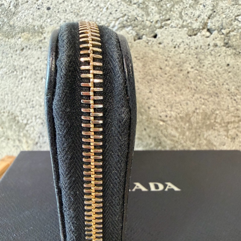 甜價出售使用感顯著四角有磨Prada菱格拉鏈長夾-10