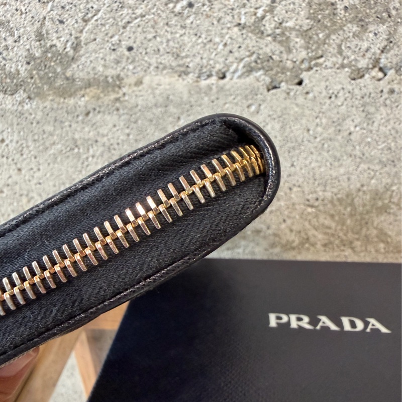 甜價出售使用感顯著四角有磨Prada菱格拉鏈長夾-12
