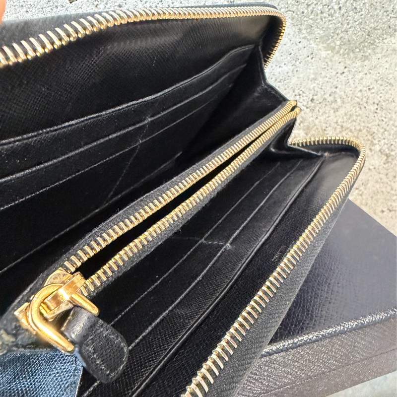 甜價出售使用感顯著四角有磨Prada菱格拉鏈長夾-13