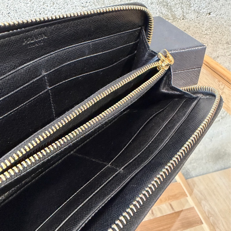 甜價出售使用感顯著四角有磨Prada菱格拉鏈長夾-14