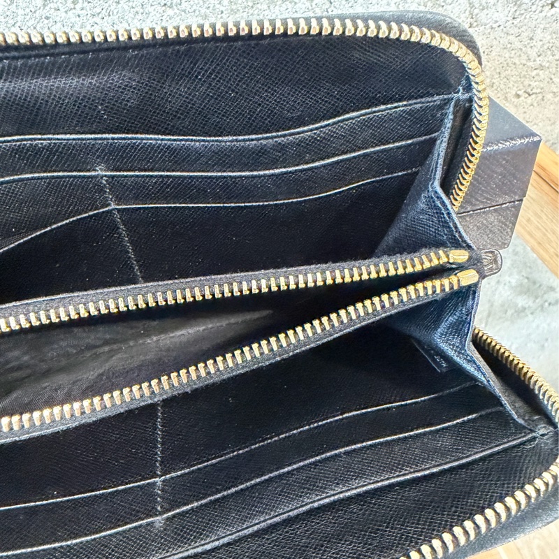 甜價出售使用感顯著四角有磨Prada菱格拉鏈長夾-15
