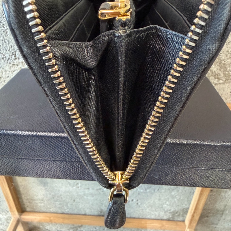 甜價出售使用感顯著四角有磨Prada菱格拉鏈長夾-16