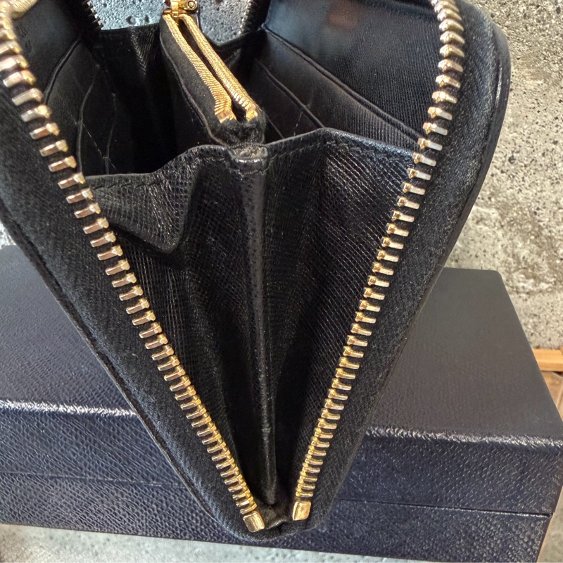 甜價出售使用感顯著四角有磨Prada菱格拉鏈長夾-17