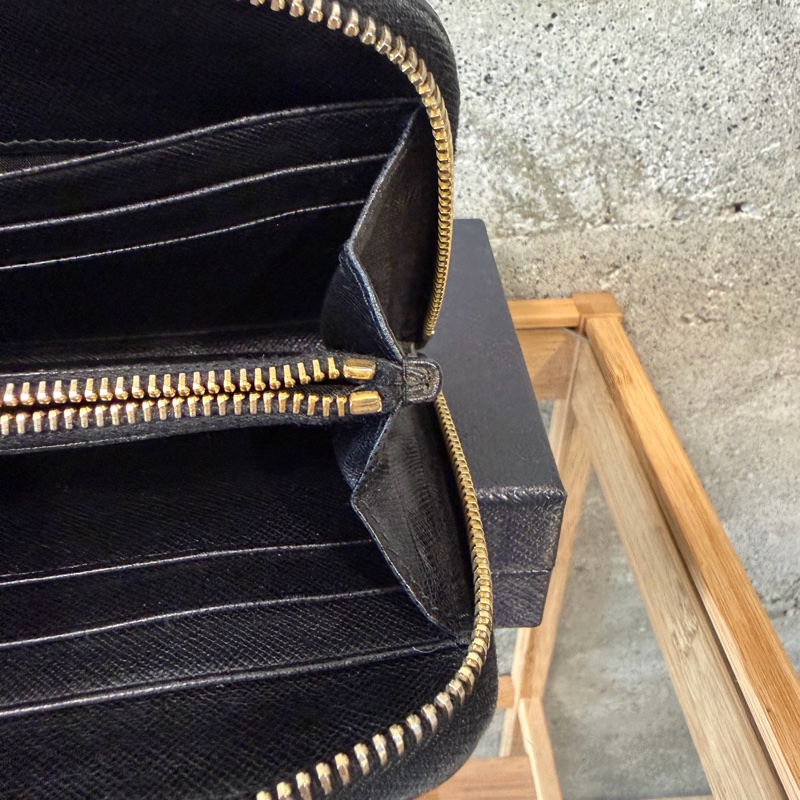 甜價出售使用感顯著四角有磨Prada菱格拉鏈長夾-18