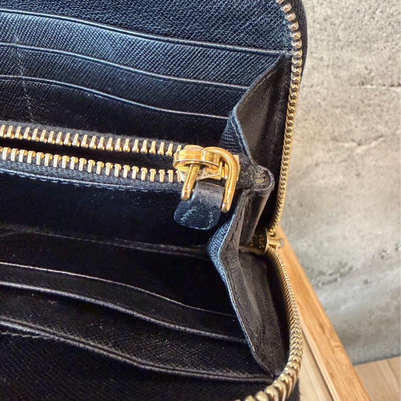 甜價出售使用感顯著四角有磨Prada菱格拉鏈長夾-19