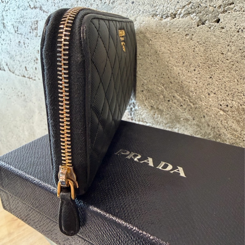 甜價出售使用感顯著四角有磨Prada菱格拉鏈長夾-20