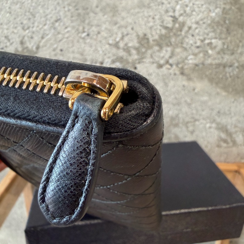 甜價出售使用感顯著四角有磨Prada菱格拉鏈長夾-22