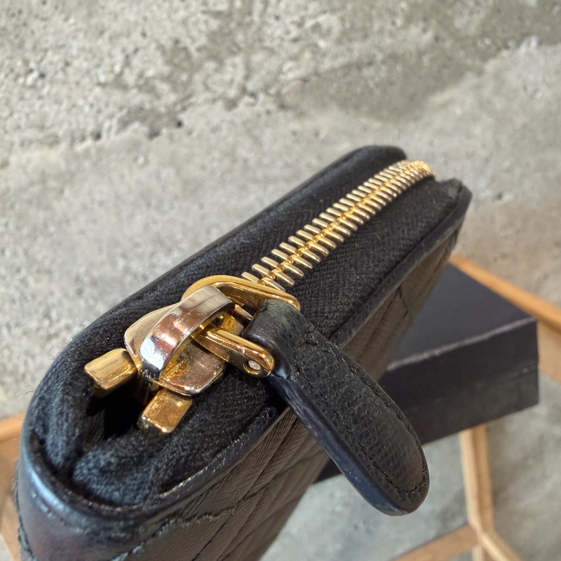 甜價出售使用感顯著四角有磨Prada菱格拉鏈長夾-23