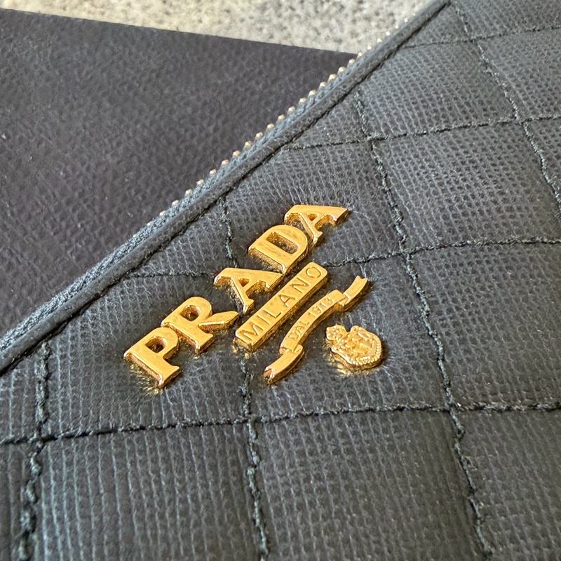 甜價出售使用感顯著四角有磨Prada菱格拉鏈長夾-24
