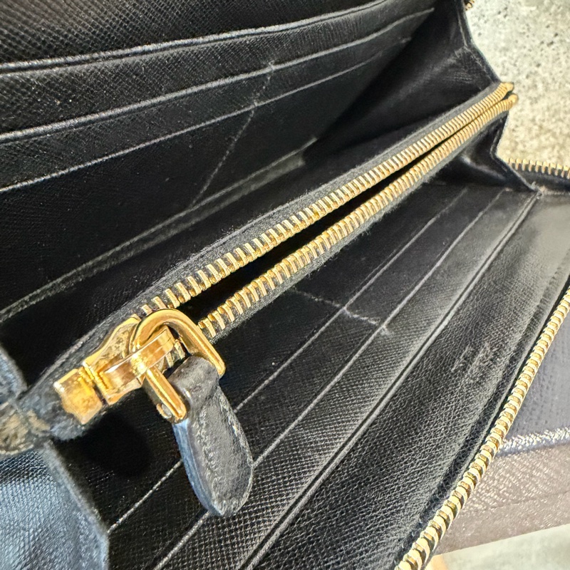 甜價出售使用感顯著四角有磨Prada菱格拉鏈長夾-25