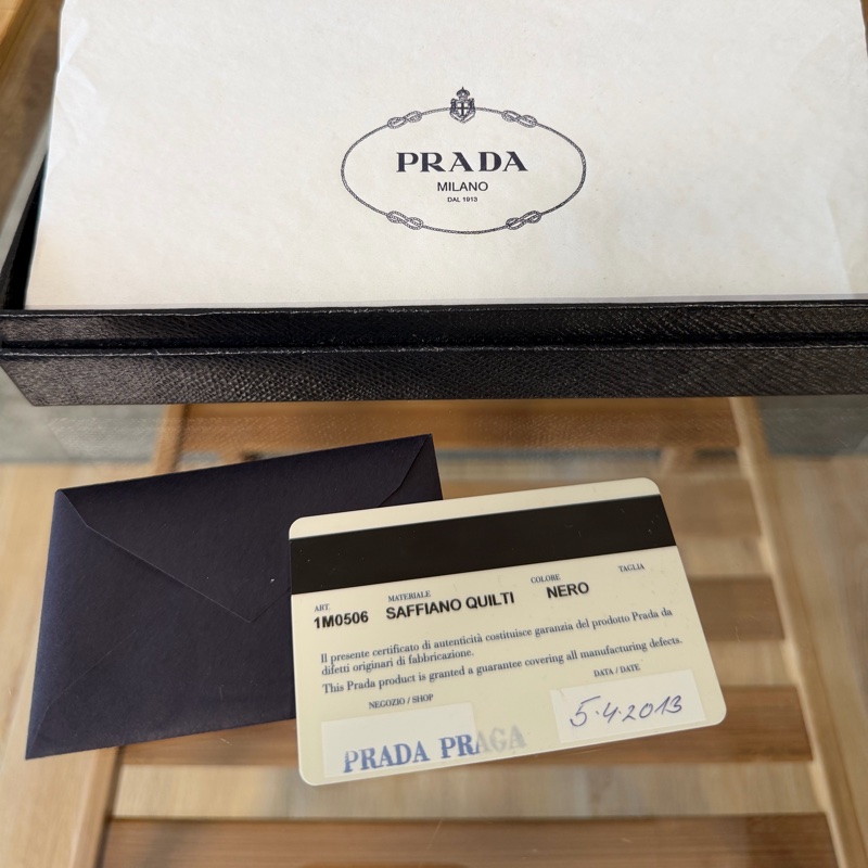 甜價出售使用感顯著四角有磨Prada菱格拉鏈長夾-28