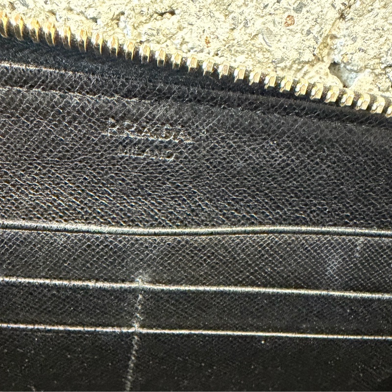 甜價出售使用感顯著四角有磨Prada菱格拉鏈長夾-29