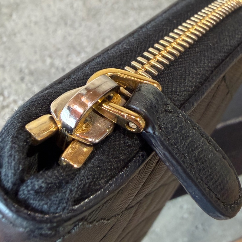 甜價出售使用感顯著四角有磨Prada菱格拉鏈長夾-33