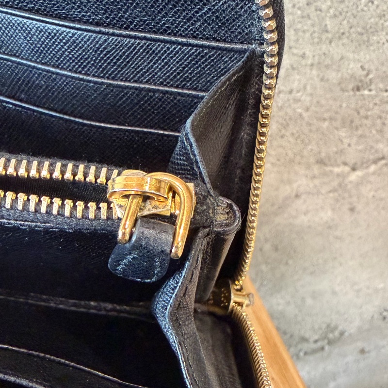 甜價出售使用感顯著四角有磨Prada菱格拉鏈長夾-34