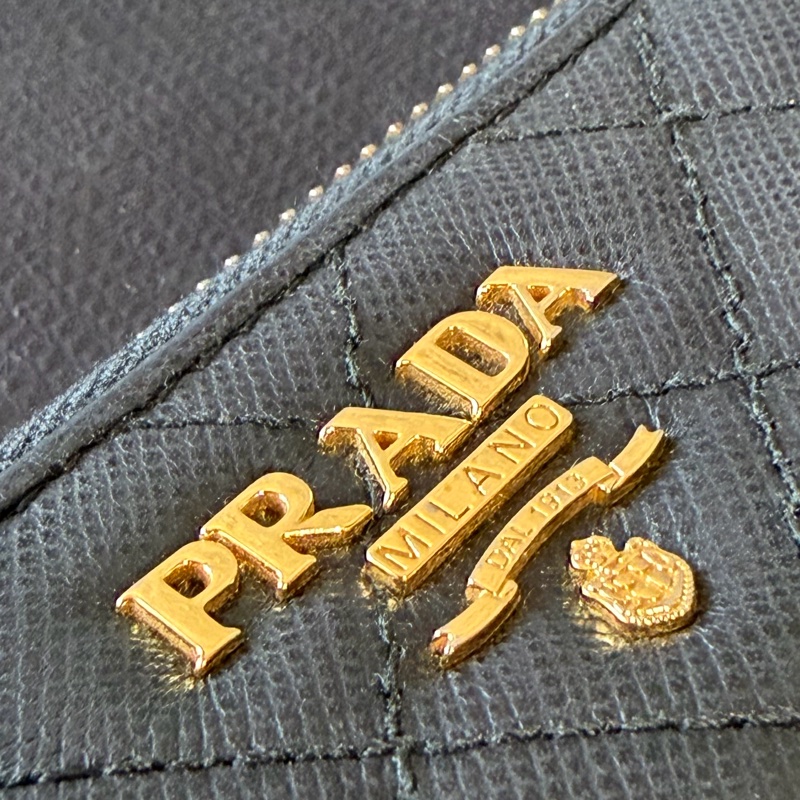 甜價出售使用感顯著四角有磨Prada菱格拉鏈長夾-35