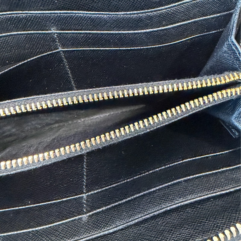 甜價出售使用感顯著四角有磨Prada菱格拉鏈長夾-36