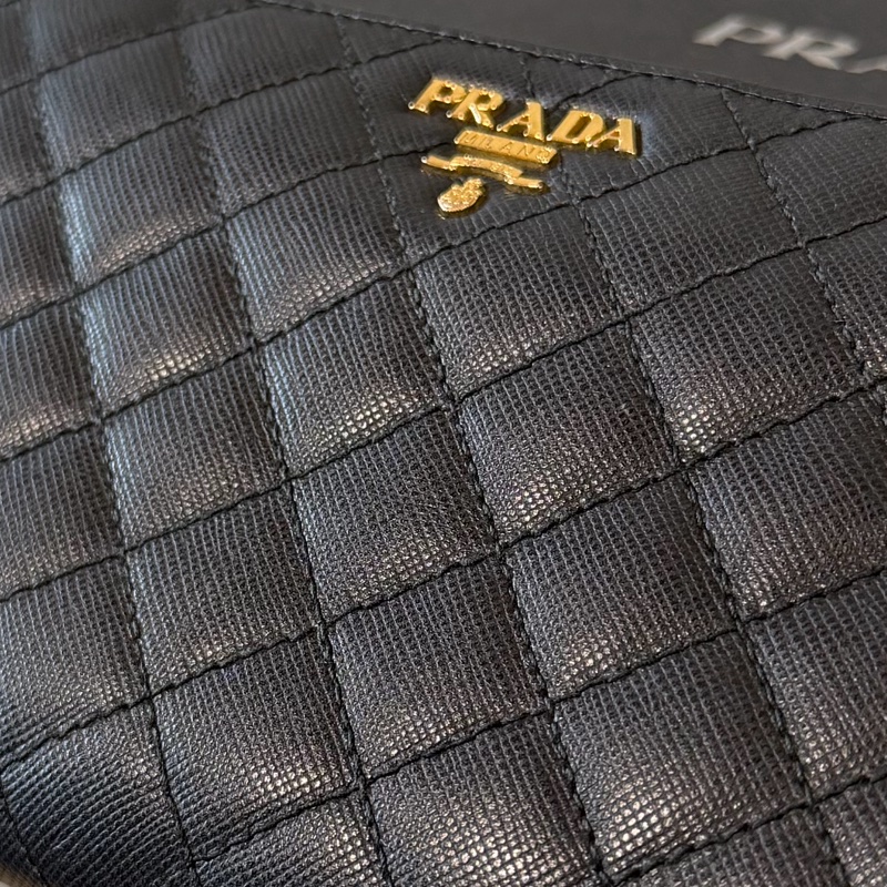 甜價出售使用感顯著四角有磨Prada菱格拉鏈長夾-37