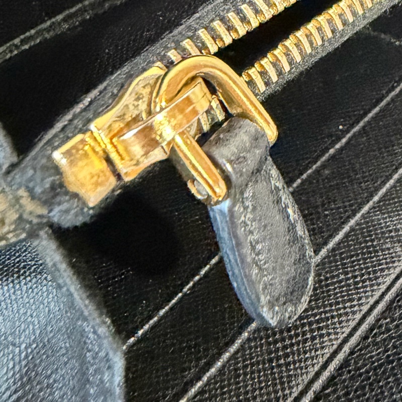 甜價出售使用感顯著四角有磨Prada菱格拉鏈長夾-38