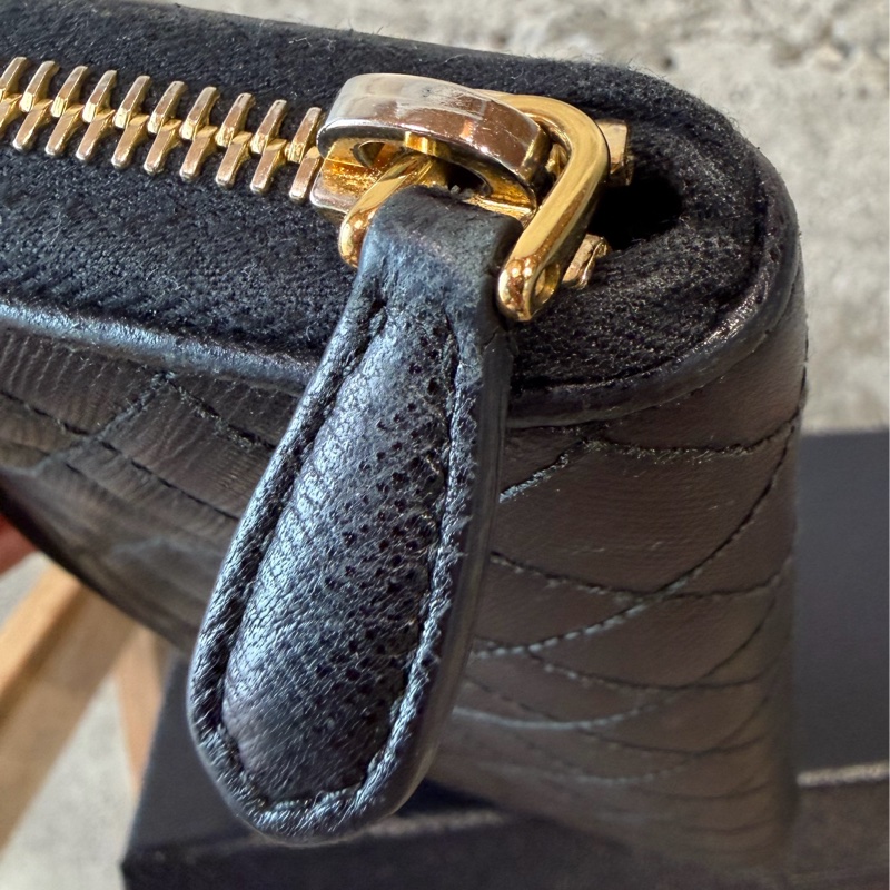 甜價出售使用感顯著四角有磨Prada菱格拉鏈長夾-39