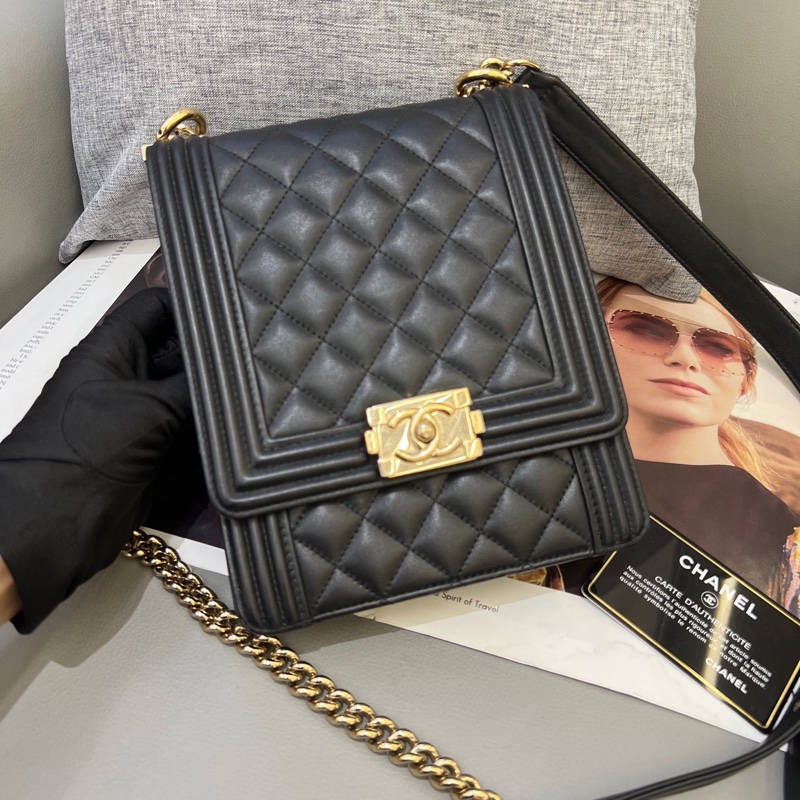 Chanel香奈兒黑金小號Leboy竪版 牛皮淡金扣-0