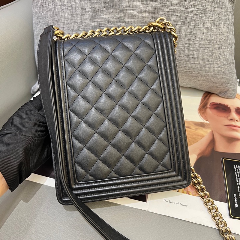 Chanel香奈兒黑金小號Leboy竪版 牛皮淡金扣-1