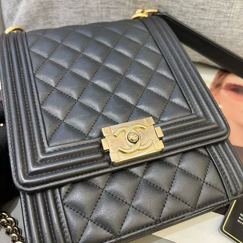 Chanel香奈兒黑金小號Leboy竪版 牛皮淡金扣-4