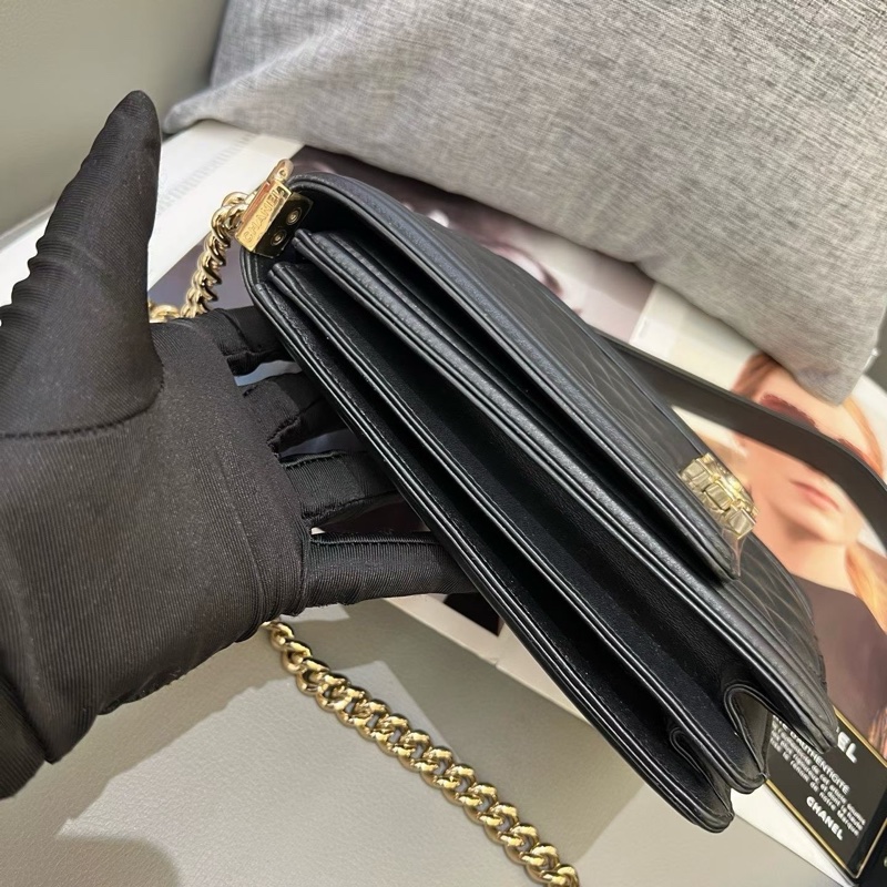 Chanel香奈兒黑金小號Leboy竪版 牛皮淡金扣-6