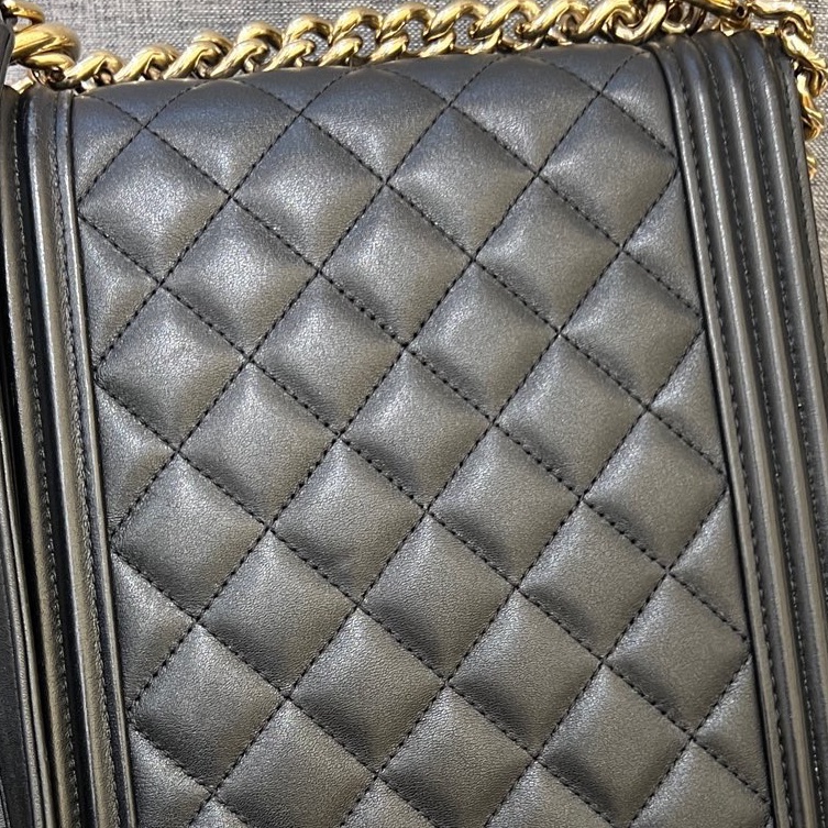 Chanel香奈兒黑金小號Leboy竪版 牛皮淡金扣-7