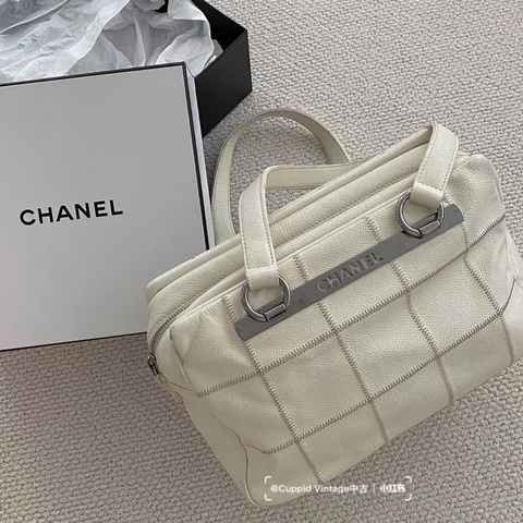 Chanel • 白色字母荔枝牛皮保齡球包