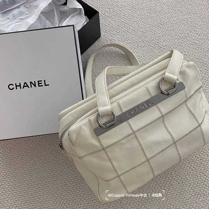 Chanel • 白色字母荔枝牛皮保齡球包-0