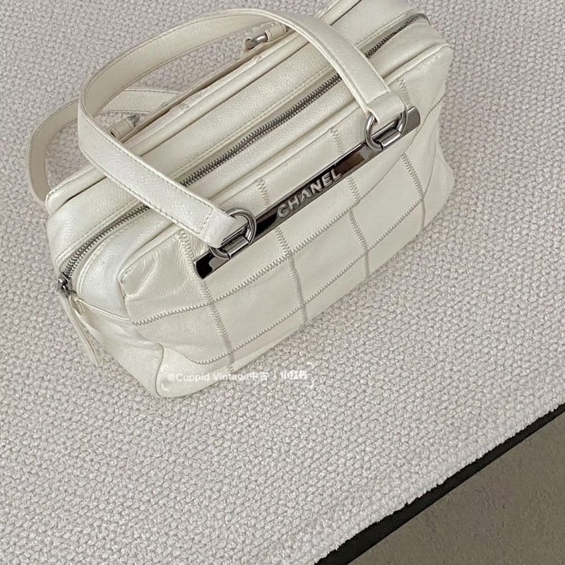 Chanel • 白色字母荔枝牛皮保齡球包-1