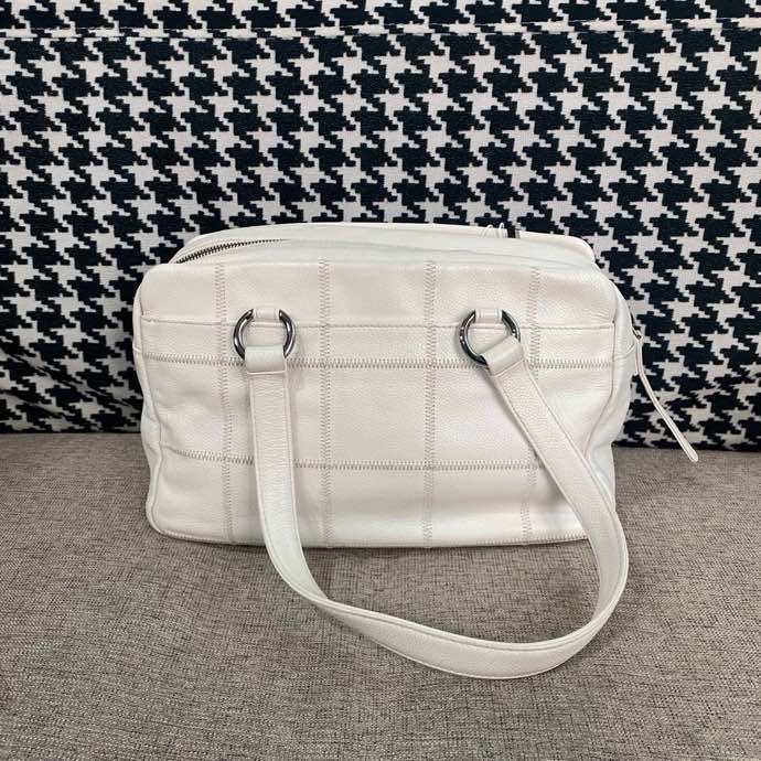 Chanel • 白色字母荔枝牛皮保齡球包-4