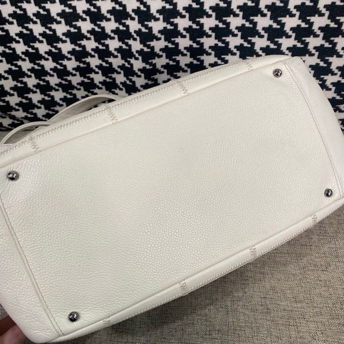 Chanel • 白色字母荔枝牛皮保齡球包-5