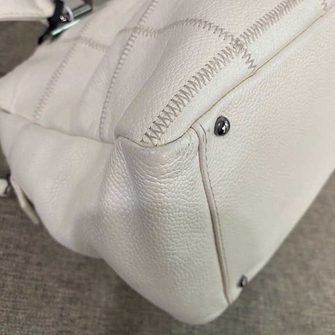 Chanel • 白色字母荔枝牛皮保齡球包-6