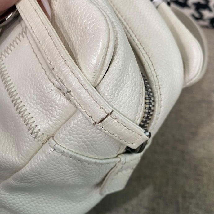 Chanel • 白色字母荔枝牛皮保齡球包-7