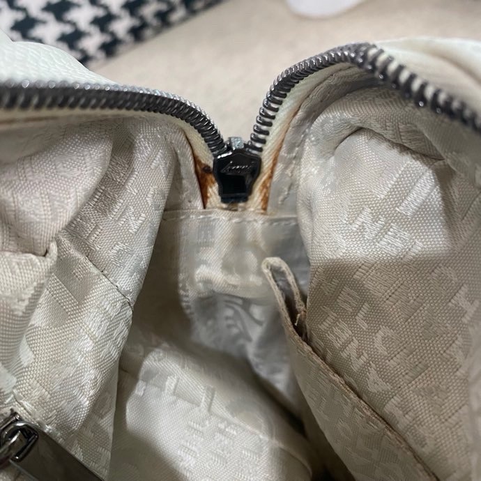 Chanel • 白色字母荔枝牛皮保齡球包-9