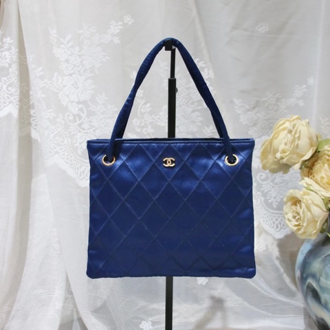 Chanel • 藍色緞面鑽釦晚宴包