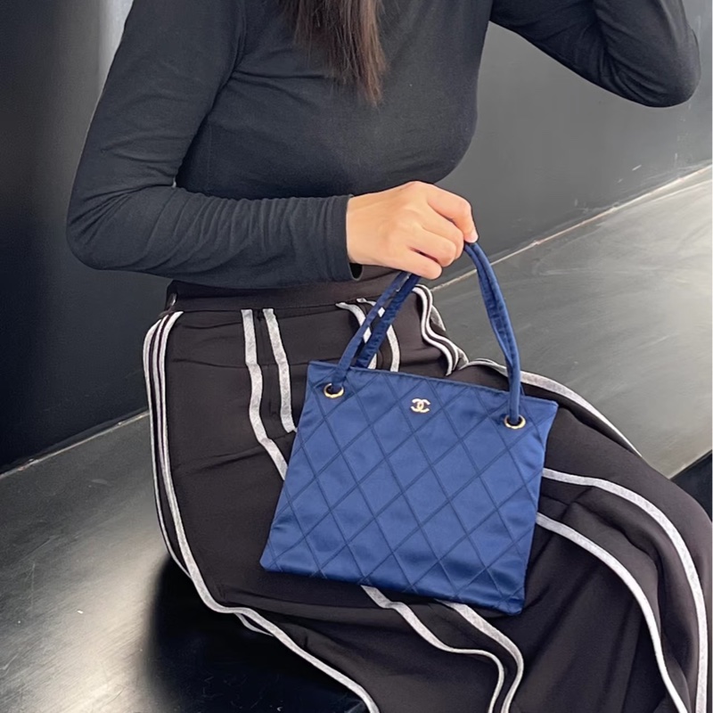 Chanel • 藍色緞面鑽釦晚宴包-1