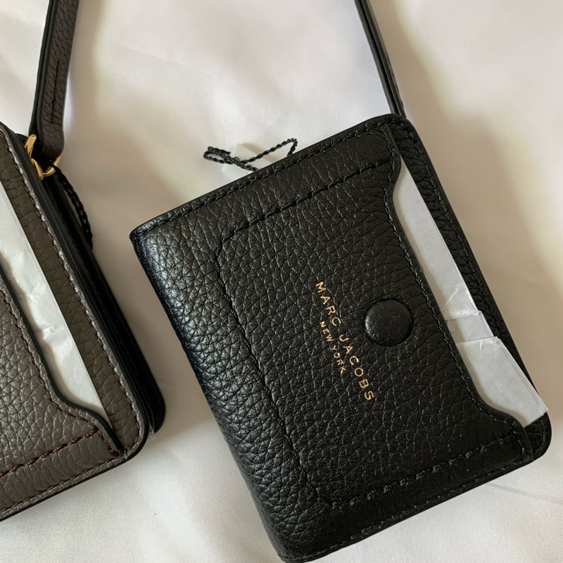 現貨 誠可議 全新正品 Marc Jacobs MJ 短夾 荔枝紋錢包 鈕扣皮夾 黑色 送禮 禮物 情人節 母親節-1