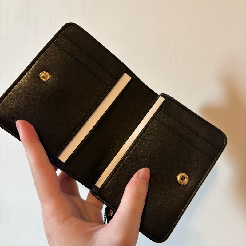 現貨 誠可議 全新正品 Marc Jacobs MJ 短夾 荔枝紋錢包 鈕扣皮夾 黑色 送禮 禮物 情人節 母親節-2