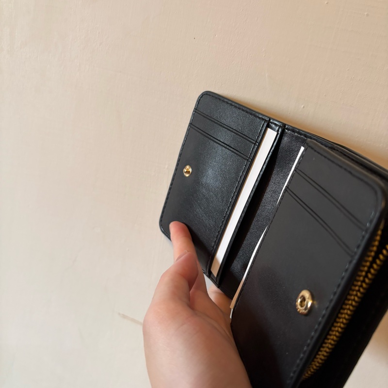 現貨 誠可議 全新正品 Marc Jacobs MJ 短夾 荔枝紋錢包 鈕扣皮夾 黑色 送禮 禮物 情人節 母親節-3